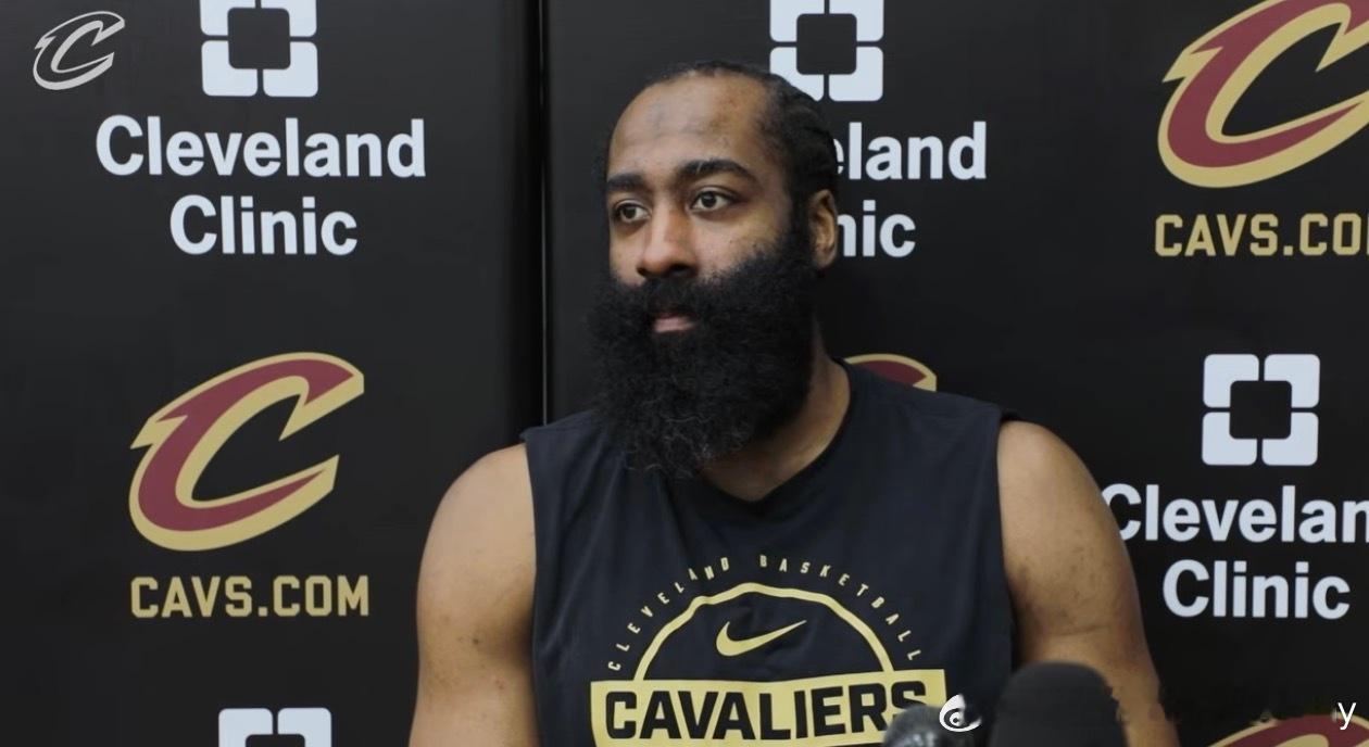 哈登：我觉得我们的节奏是好的。很多人会觉得节奏就是越快越好，一直快、一直快。但我