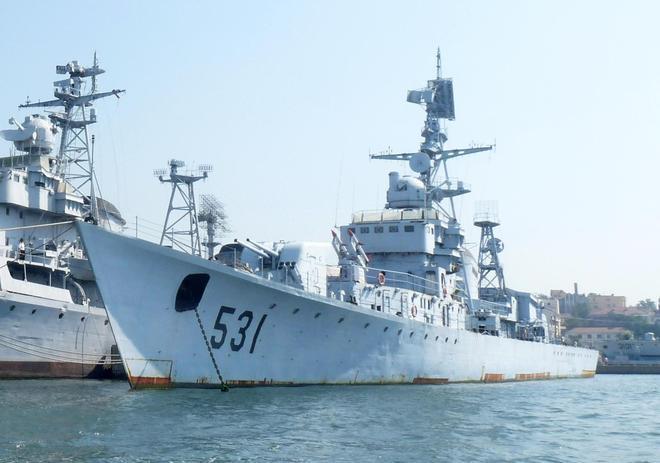 1988年3月14号，刘华清正开会。突然有人急跑来：“赤瓜礁打起来了！”刘华清拍