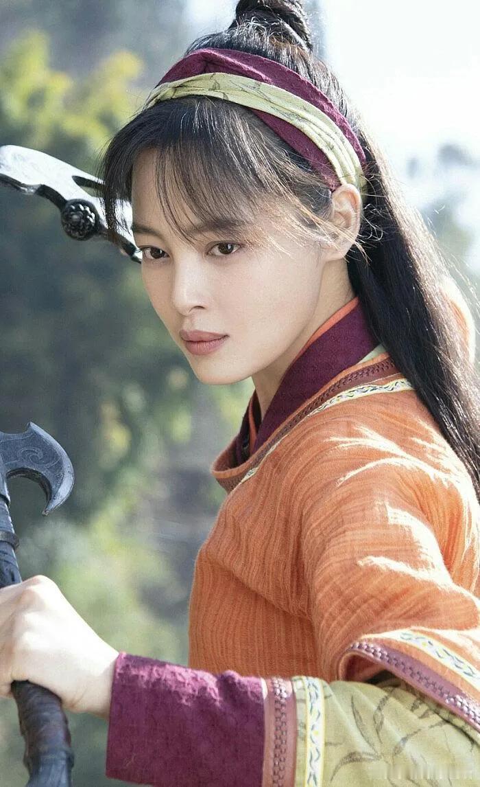 第12微海棠朵朵：把女配硬整成了女主
庆余年1里的村姑扮相，固然可爱，但绝对没人
