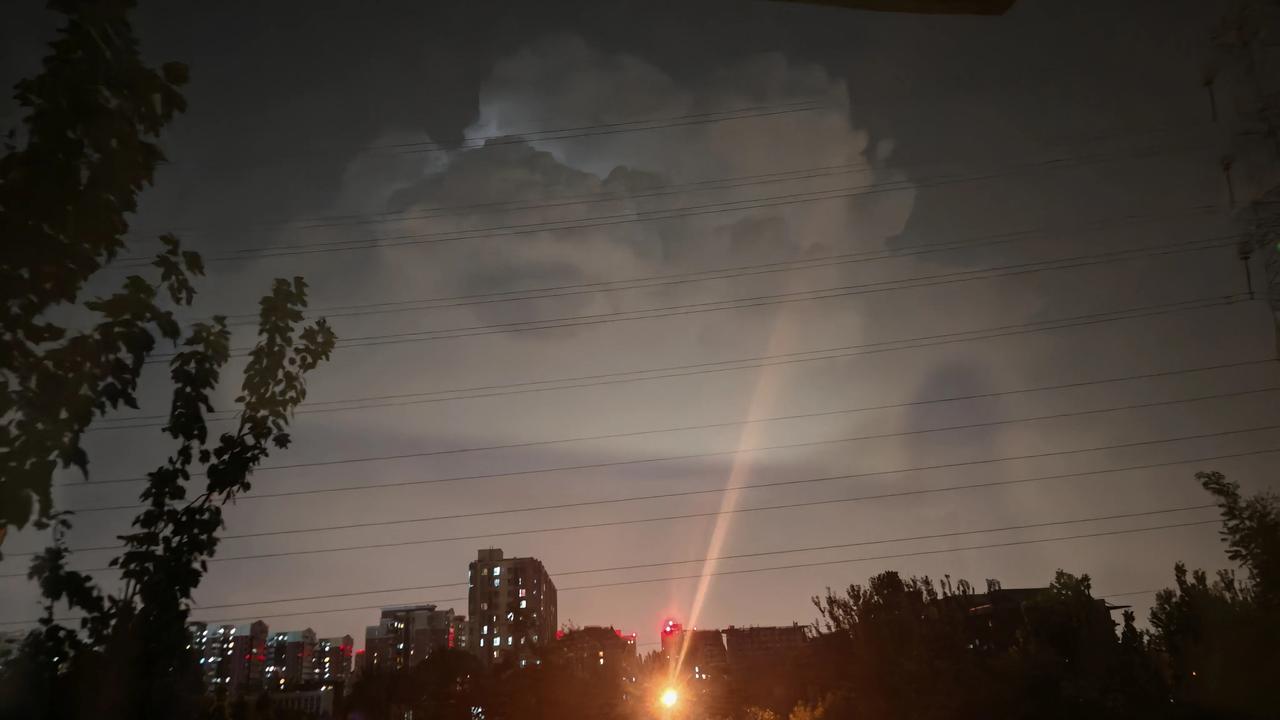8月6日晚9点，北京海淀区天空一朵浮云上方，连续10分钟出现闪电，却一直没听到雷