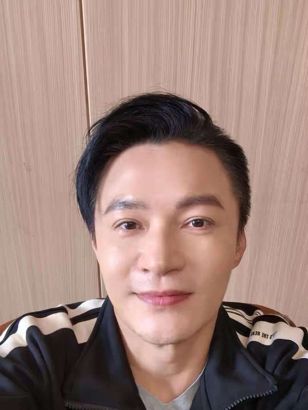 郑国霖人长的挺帅，
扮相也挺好。可惜没什么名气。
如今50岁仍是单身。无配偶无子