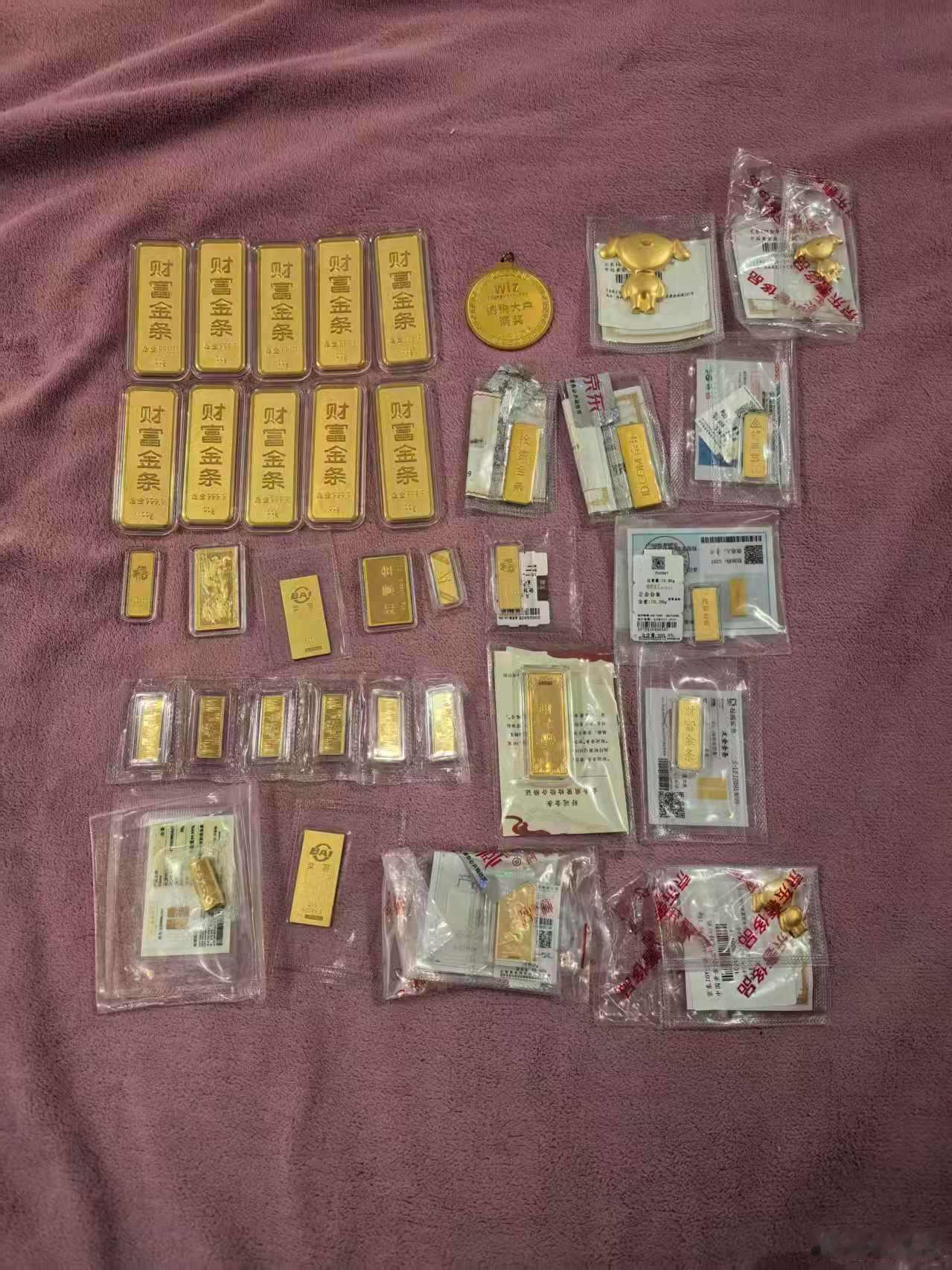 一口气买2斤黄金2天赚10多万看到都是买黄金赚钱的消息你心动了吗你手里有多少克黄