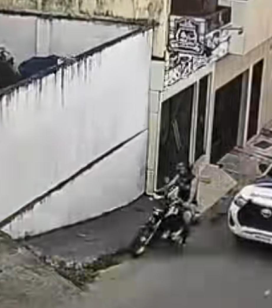 9月5日，巴西一名22岁的男子，驾驶一辆摩托车，突遇巡逻警察检查。男子掉转车头就