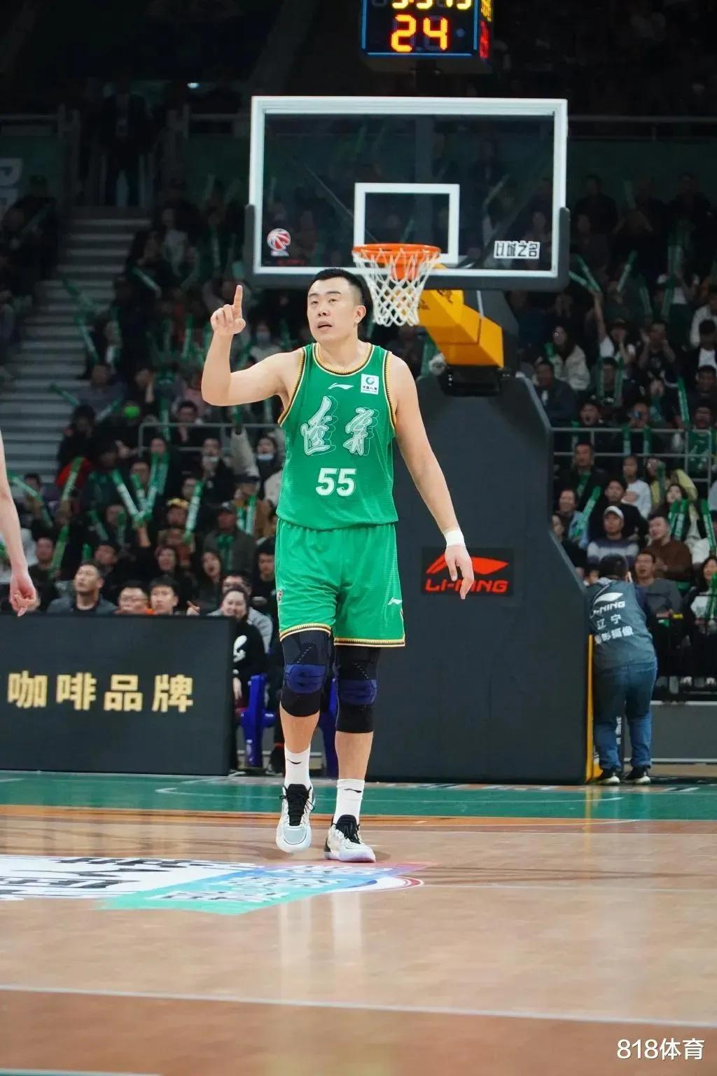 同为36周岁的中锋球员，韩德君确实比易建联高出一个档次，韩德君还在联赛中场均拿着