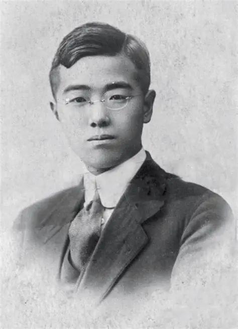 1966年8月14日，北京。 
 
一个69岁的老人躺在客厅的一张小床上，身上罩