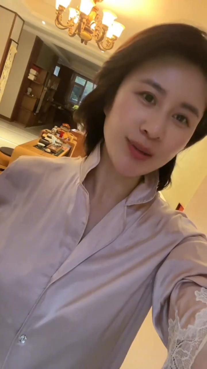 东临碣石，以观沧海。
水何澹澹，山岛竦峙。
树木丛生，百草丰茂。
秋风萧瑟，洪波