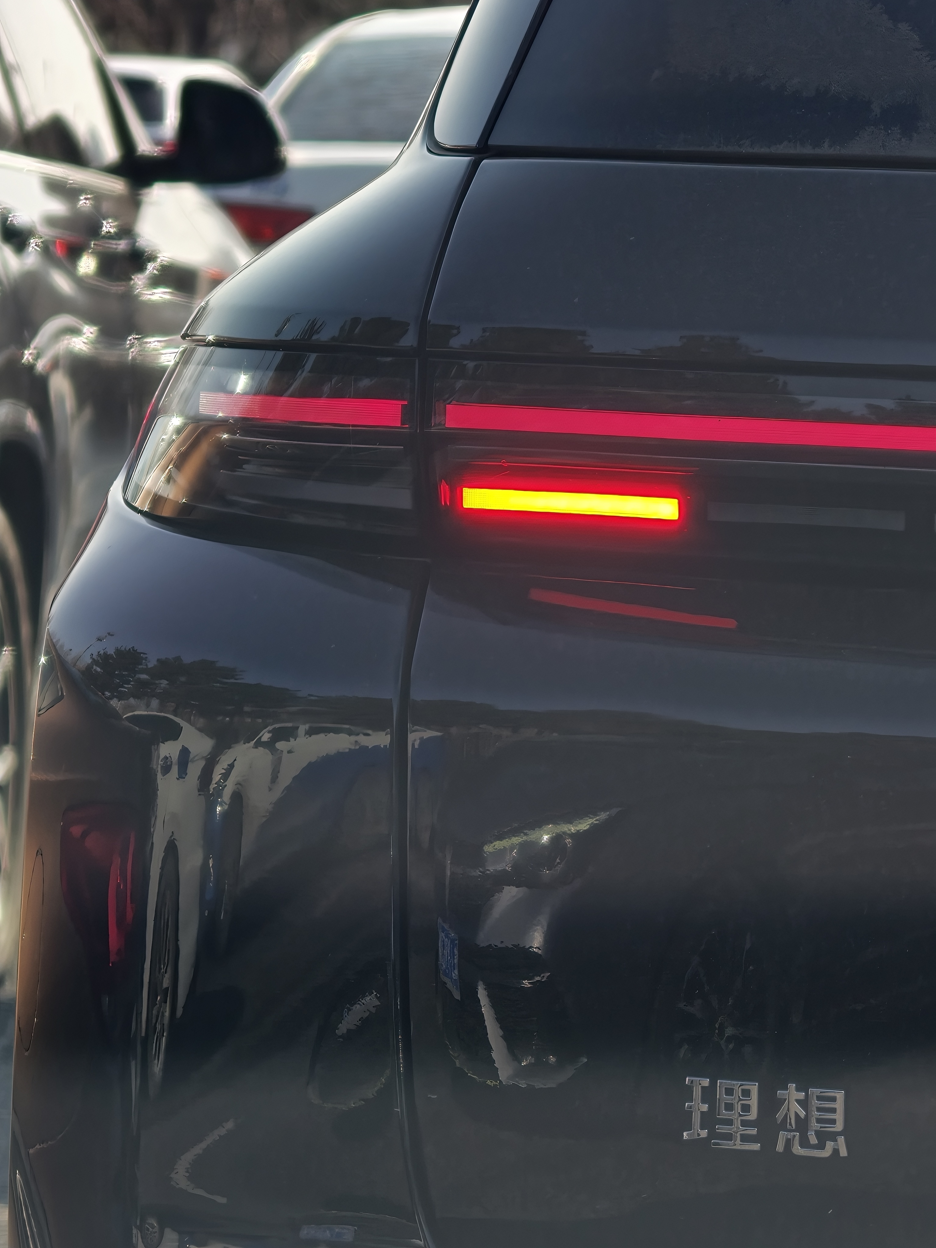 理想这个刹车灯面积很小，特别晃眼大白天都让人有点受不了 