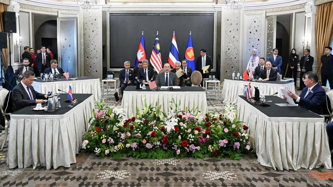 星报：泰国、柬埔寨在吉隆坡举行停火会谈



该报写道，泰国和柬埔寨之间的停火谈