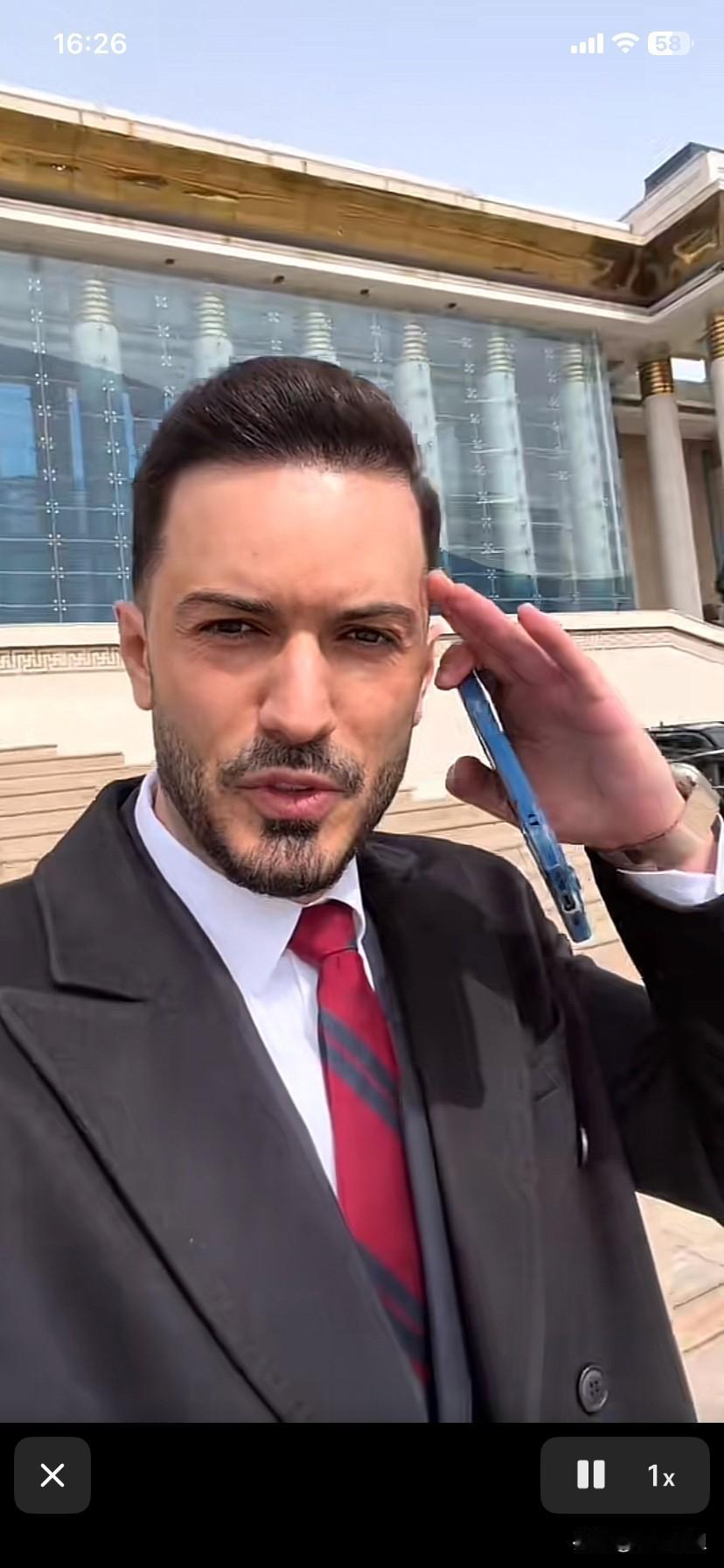 罗兰多这精神状态可以呀！红光满面！抑制不住的开心！
自从被于文红甩掉之后，罗兰多