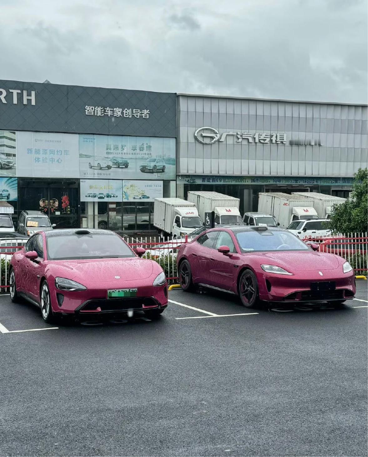 小米SU7与尚界Z7，真是冤家路窄，不是冤家不聚头。不过，从整体看上去，尚界Z7