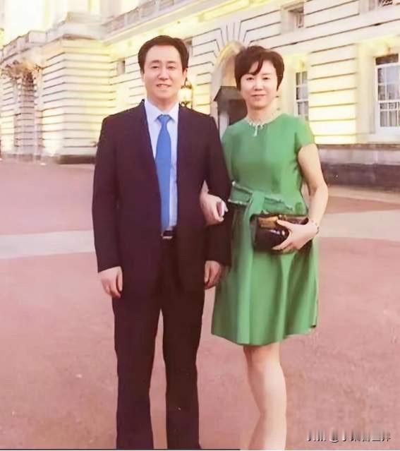 远在英国的丁玉梅，看到老许父子三人被宣判的消息，尤其是看到相伴了近40年的枕边人