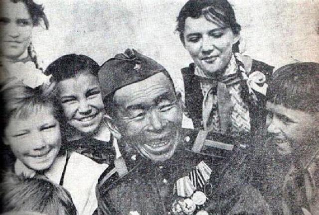 1941年，一个身材矮小的木匠加入苏联红军队伍。由于苏军每天都有士兵加入，他的加