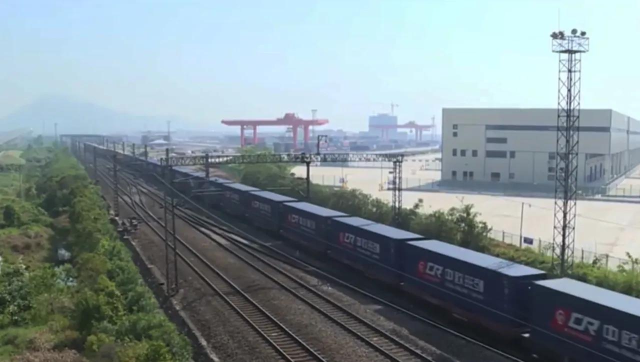 中俄两国已经正式约定，要在远东边境一起修一条新铁路，这条铁路用的是中国标准的轨距