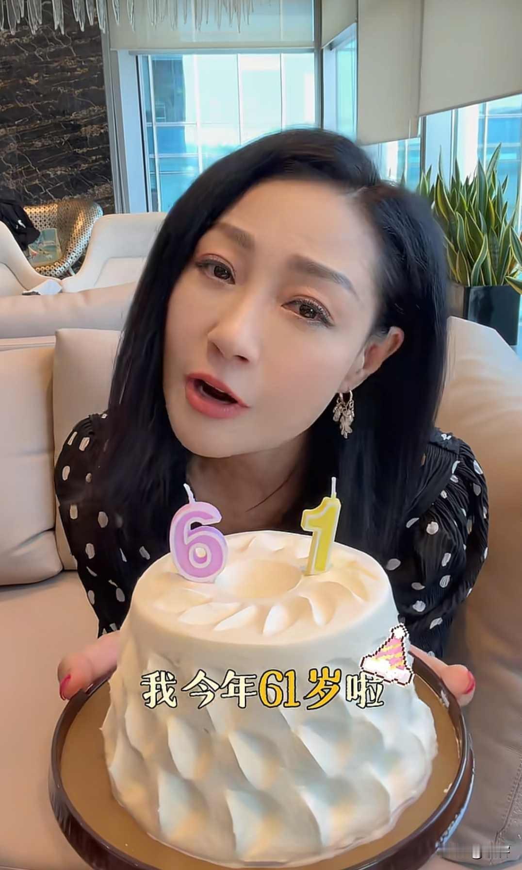 港星美女杨玉梅61岁生日，感叹自己未婚未育很不孝！
看过港剧的人，一定对黄金配角
