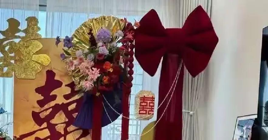 前两天在小区楼下碰见拎着两大兜子菜的王阿姨，她抹着汗叹了口气：“我现在哪是奶奶啊