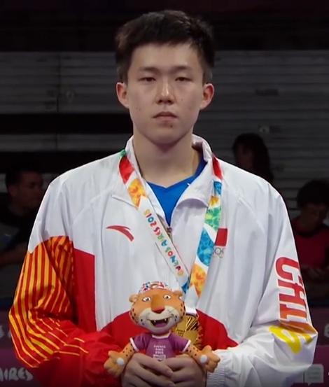 他没有被低谷打倒，而是沉下心苦练技术、打磨心态，在一次次大赛中突破自我。
从冲动