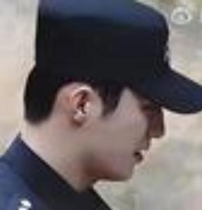 2026年4月12日，黄景瑜在新剧《明川有知夏》西双版纳片场徒手抓真蛇的路透引发