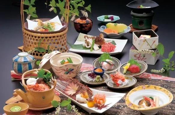 我有一个不成熟的想法，那就是一刀切，关掉在中国的79324家日本料理店，同时呼吁