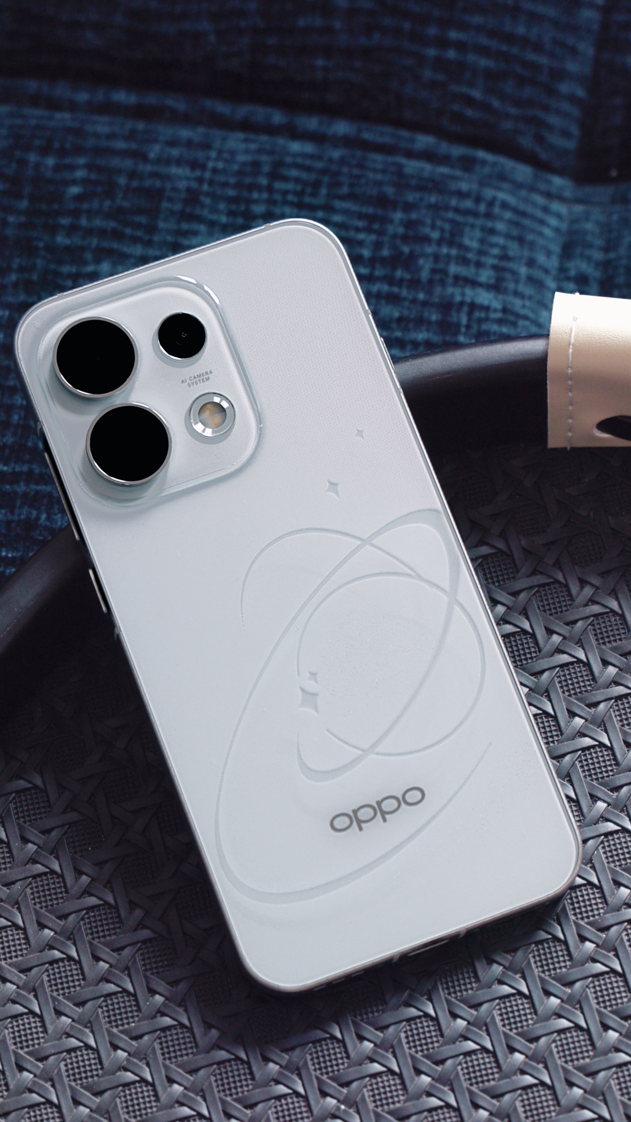 最近把OPPO Reno16当主力机用了几天，确实有点“实况神机”那味儿。 最喜
