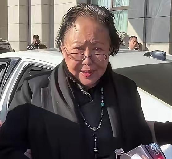 你们认得她吗？
她是国家一级演员，演技扎实出众，样貌清丽动人，如今已然年过八旬，