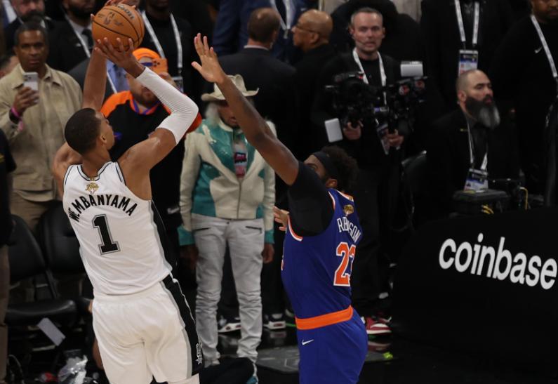 近日，NBA名宿加内特和皮尔斯在自己的节目《KG Certified》中对马刺与