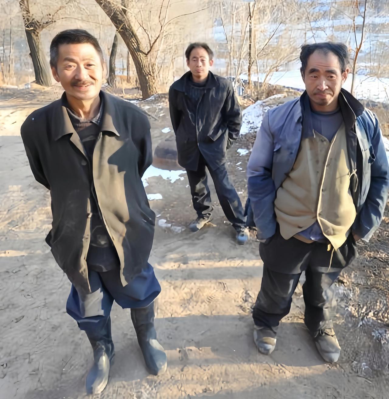 这是村子里的三个光棍汉在一起的合影。
他们三人是一个家庭的三兄弟，早年因为父母不