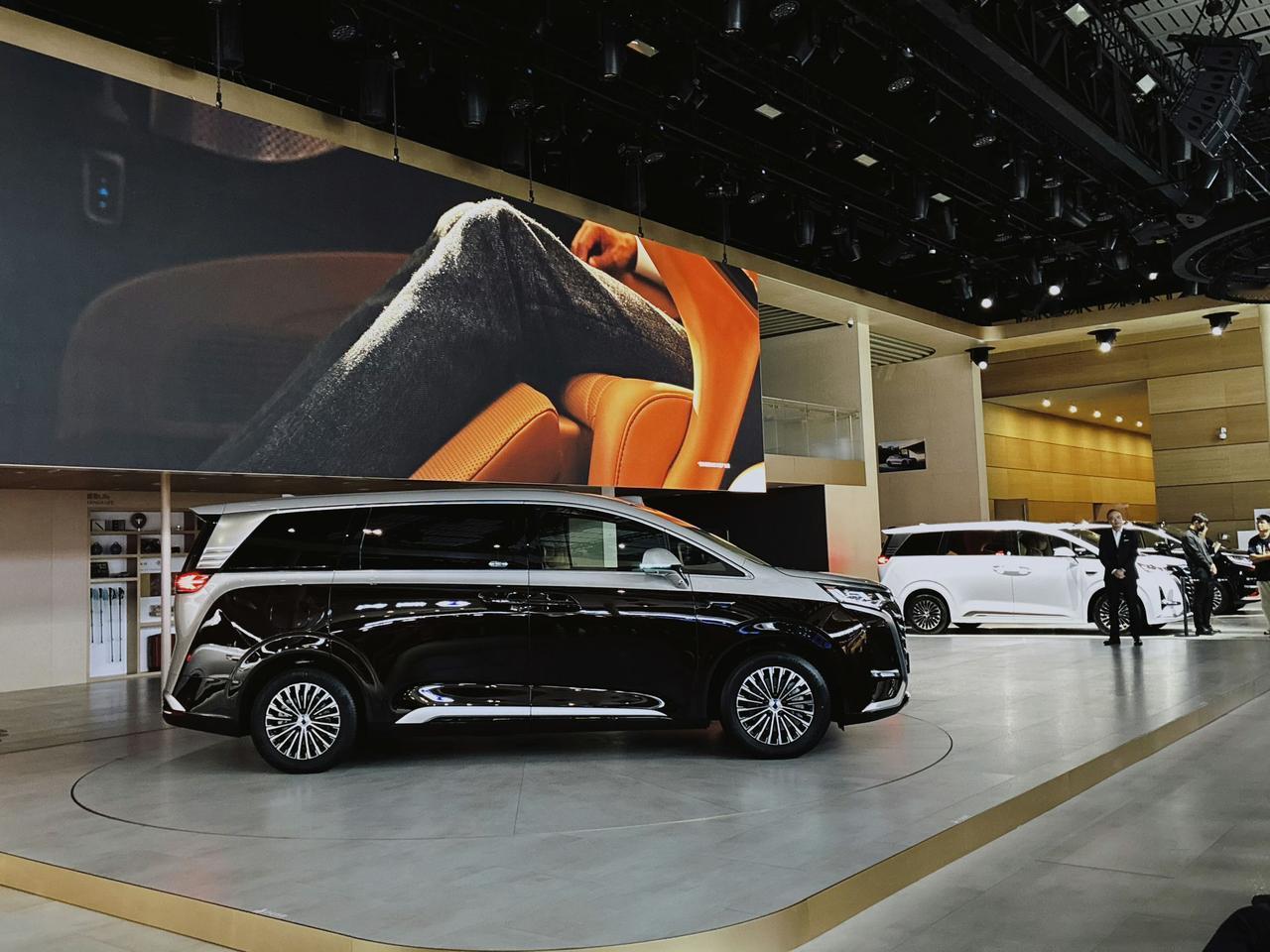 腾势D9至尊版 搭载双色车身的漆面工时更长，是单色车漆的6倍。搭载 Air SP