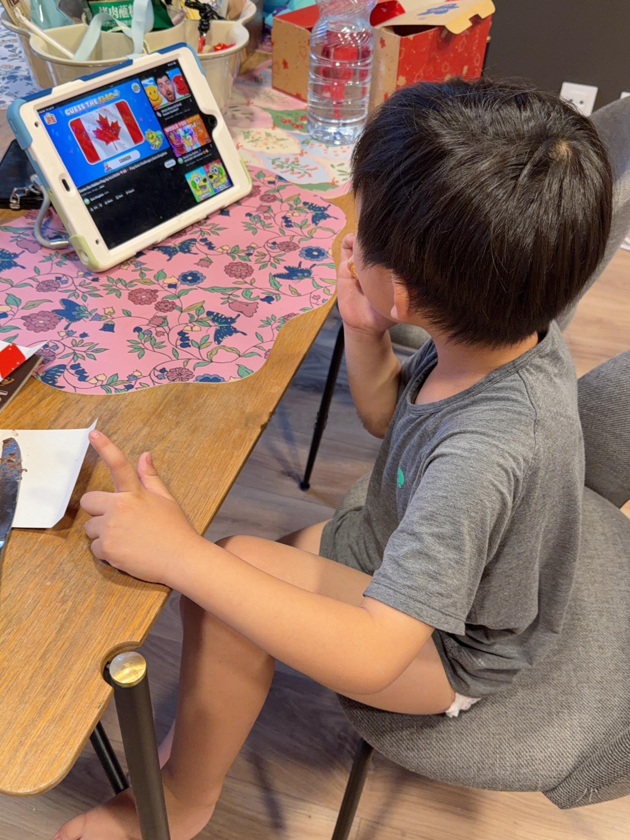 仨小孩子都在吃甜甜圈我们大姐姐不行可怜了 