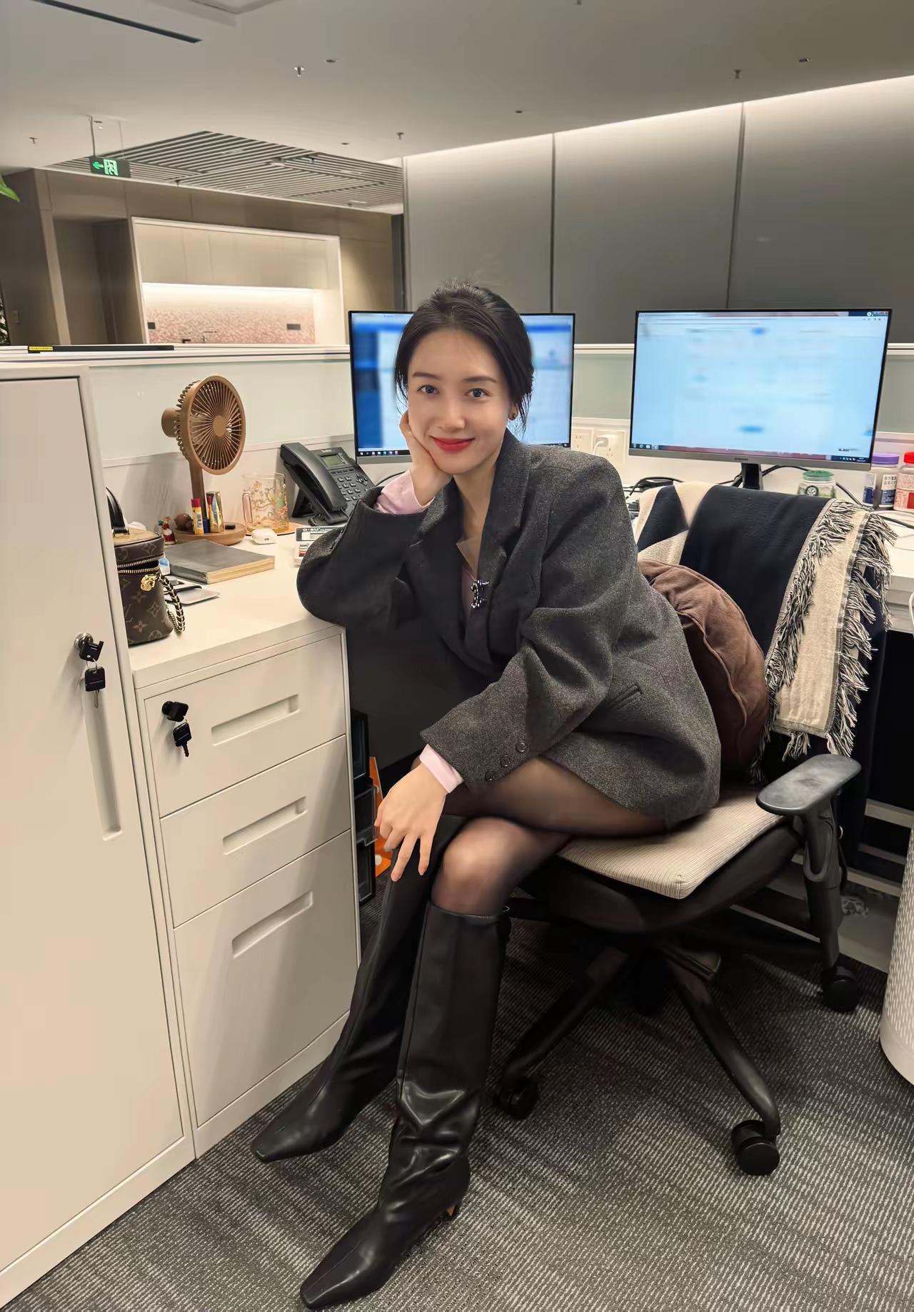 每天都是上班，但是今天很开心，因为明天可以不用上班了。快乐的周五。