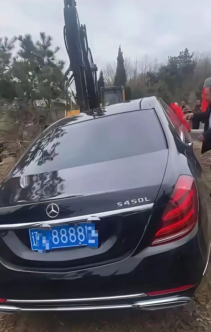 贫富差距有多扎心？有人拼命谋生，有人拿豪车陪葬亲人

尽孝不是比阔，缅怀不是烧钱