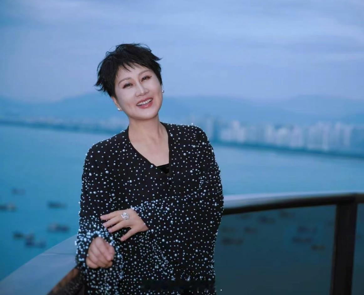 20岁刘耀文叫63岁张凯丽姐姐 哈哈哈哈哈哈没毛病！凯丽姐从《渴望》中饰演刘慧芳