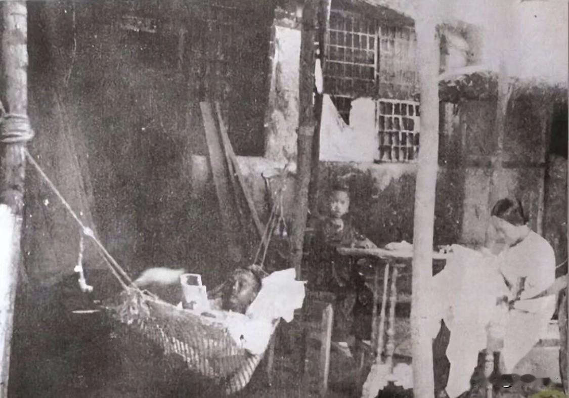 这张照片拍摄于1899年，记录了“中国铁路之父”詹天佑与妻子谭菊珍、长女詹顺容在
