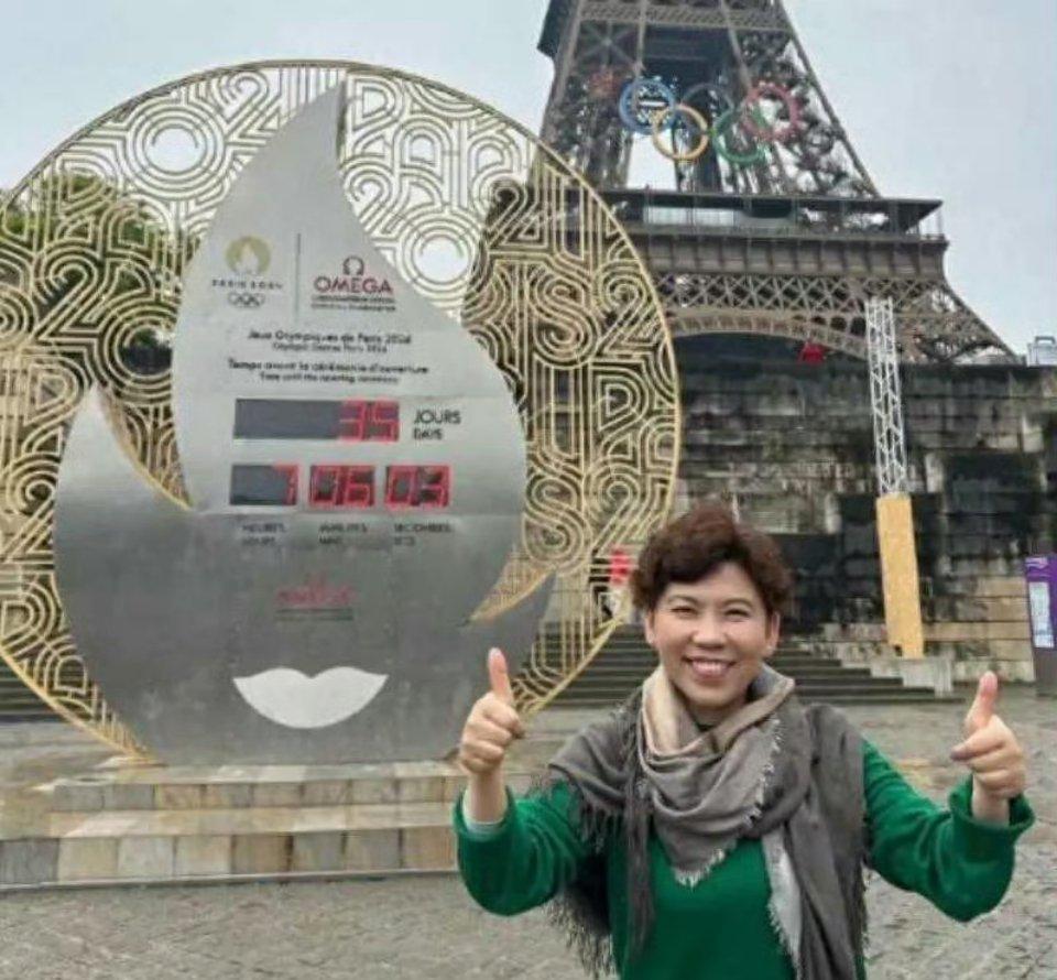 51岁邓亚萍带儿子现身巴黎奥运会，儿子是真高又帅气 ​​​