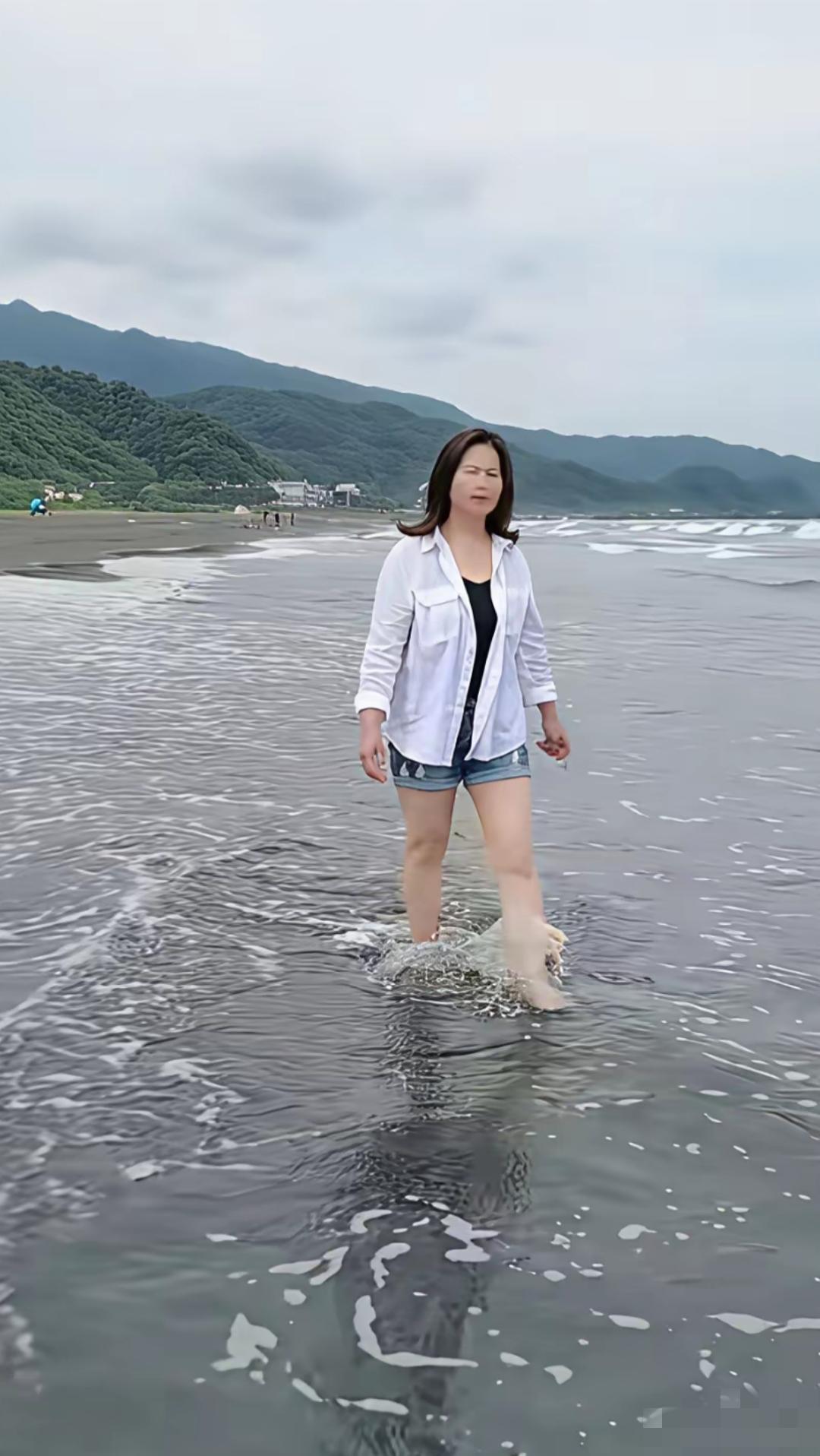 玥玥和霖霖这个五一假期过的很充实，小杨阿姨陪着他们去了海边游玩，小杨阿姨不是妈妈