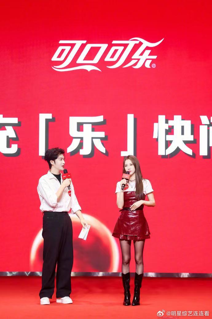 肖俊弦子充乐侠营业中 充乐侠肖俊和弦子开启充乐舞时刻！肖俊领跳畅爽充乐舞，拧瓶盖