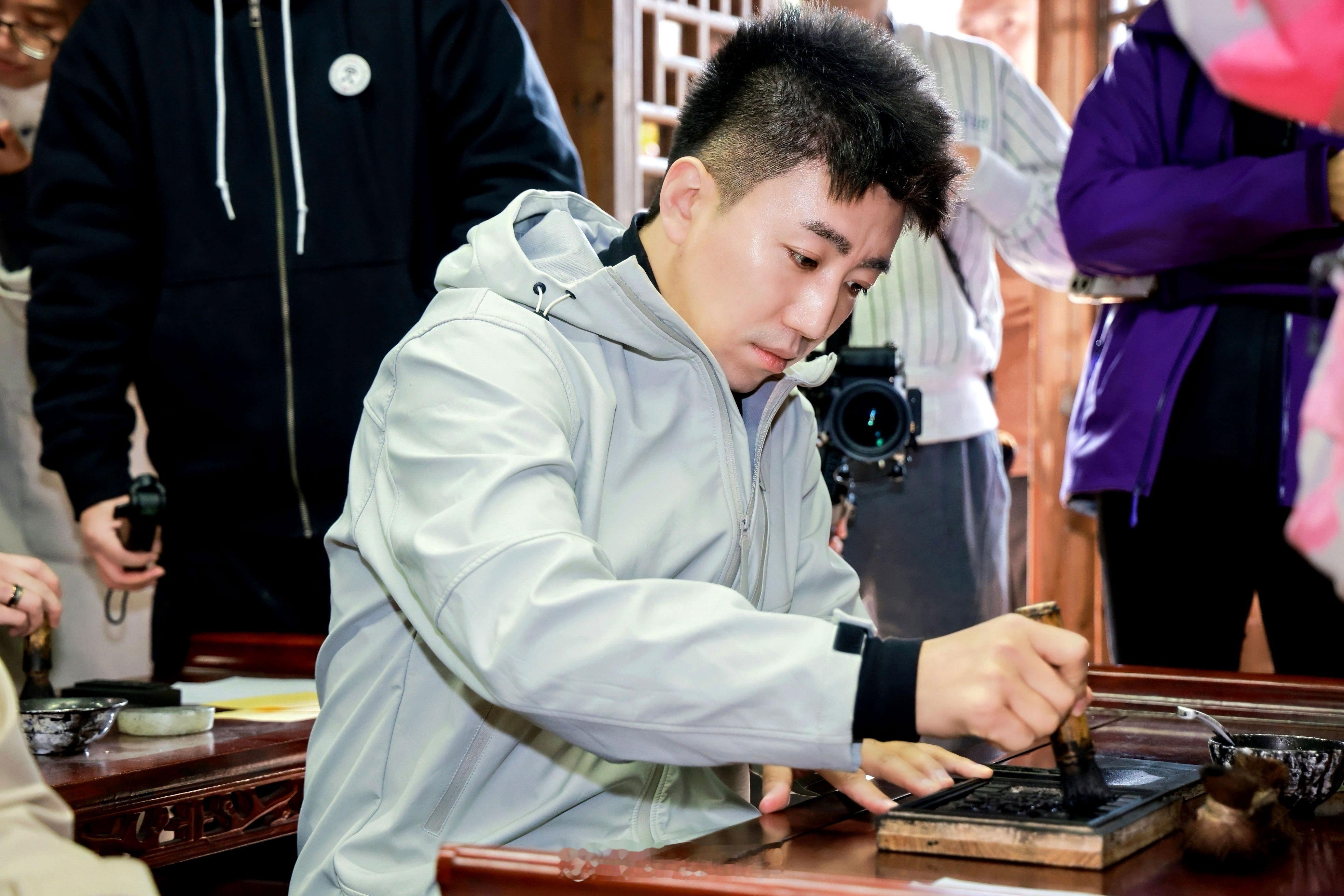 从都江堰的千年治水智慧，到活字印刷的“解构与重构”，魏建军给中国汽车找的，不是一