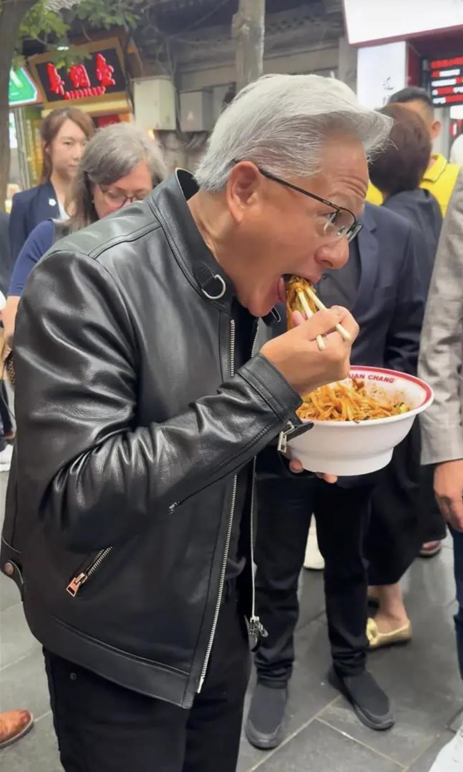 今年是流行“大佬街吃”吗？先有黄仁勋逛街吃鱿鱼，后有雷总街边吃面条。

有网友说