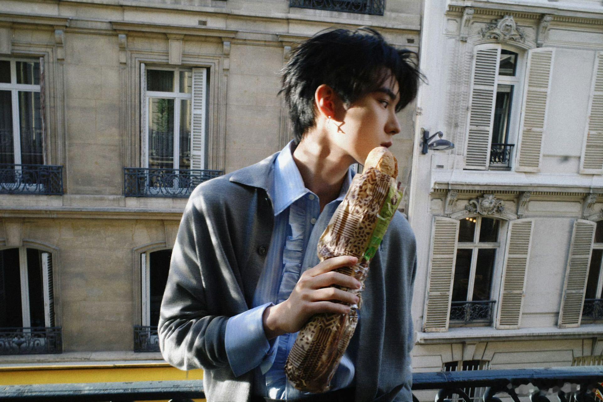 周翊然 男生出片姿势hello时装周 新物料里他分享的双手插兜也不错。简单又自然