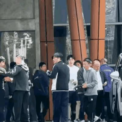 看到大魔王张怡宁也出现在成都封训基地，之前马龙，许昕等老将，这些前辈来到这里，他