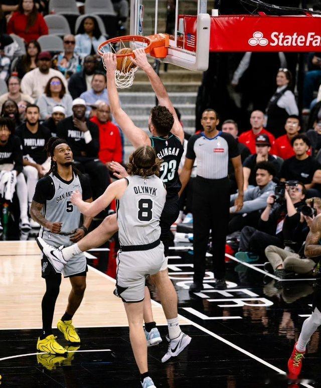 杯赛后的第一次交手，开拓者半场55:51领先马刺克林根18分8篮板2助攻，阿夫迪