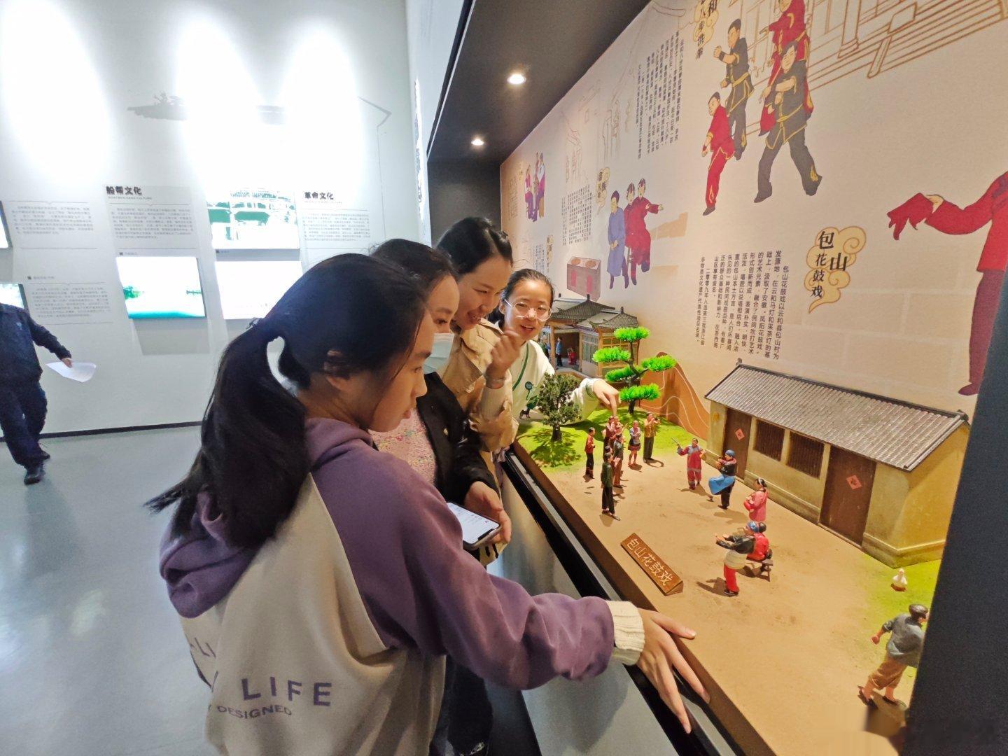 #小木玩新浪潮# 童话小镇里的非遗展馆，引来游客声声赞许!栩栩如生的画面，太赞了