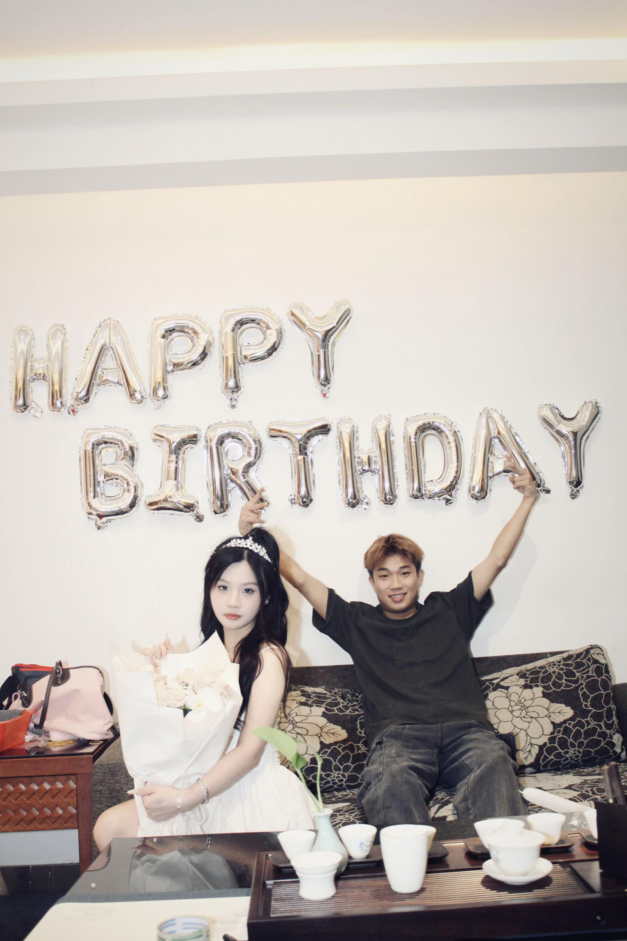 祝亲爱的自己生日快乐 还有表扬以下这些同学🤨: 1.sxb当天偷偷拍...