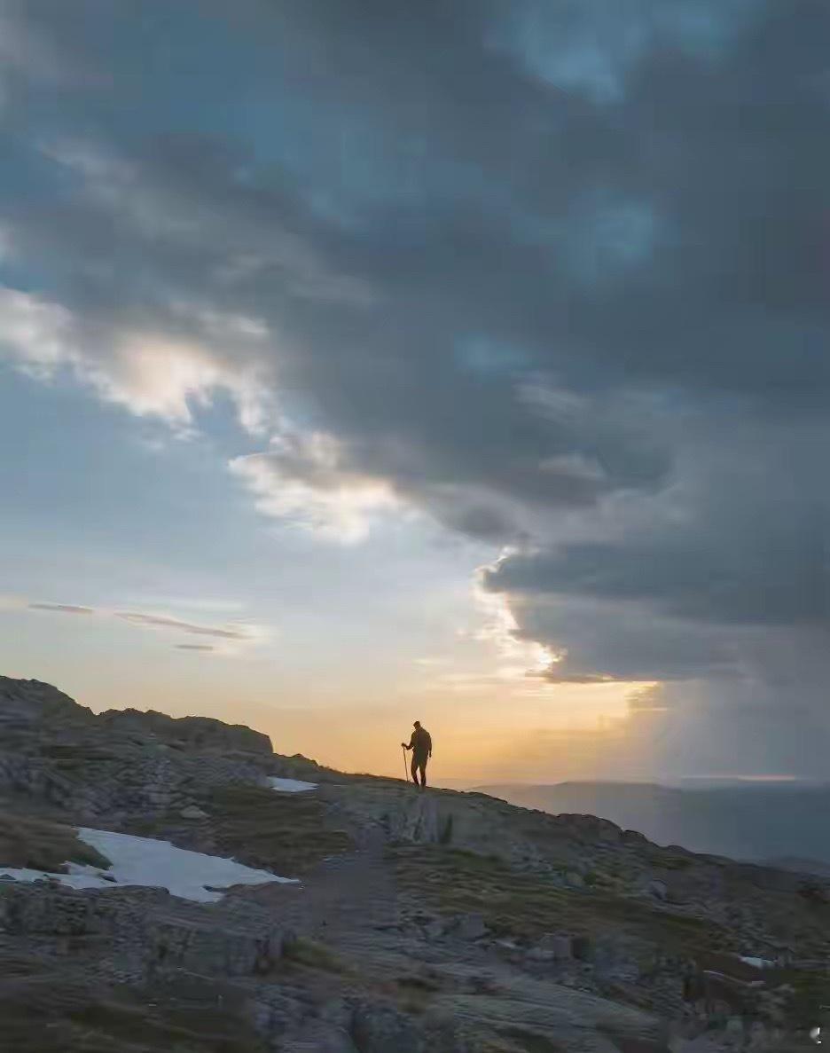张雪峰说：“社会就是一个大筛子，用学历筛掉了不努力的孩子，用房子筛掉了不勤奋的父