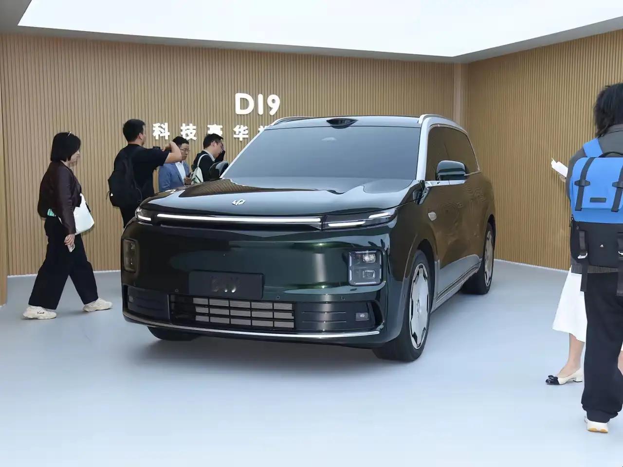 这就是赤裸裸的现实啊：
电车1年电费1000元
油车1年油费10000元
电车5