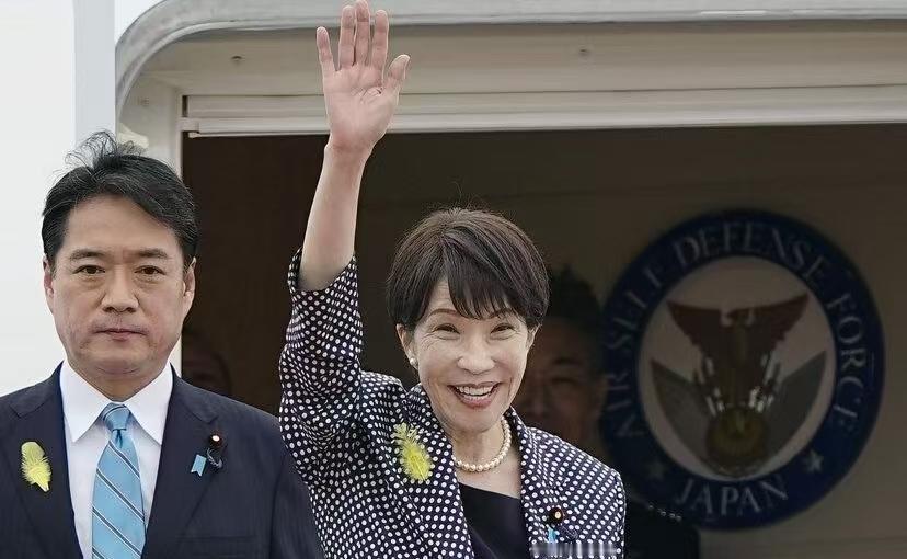 高市早苗出发印度竟然笑得这么开心，但她旁边的日本官员反而显得忧心忡忡！

据日本