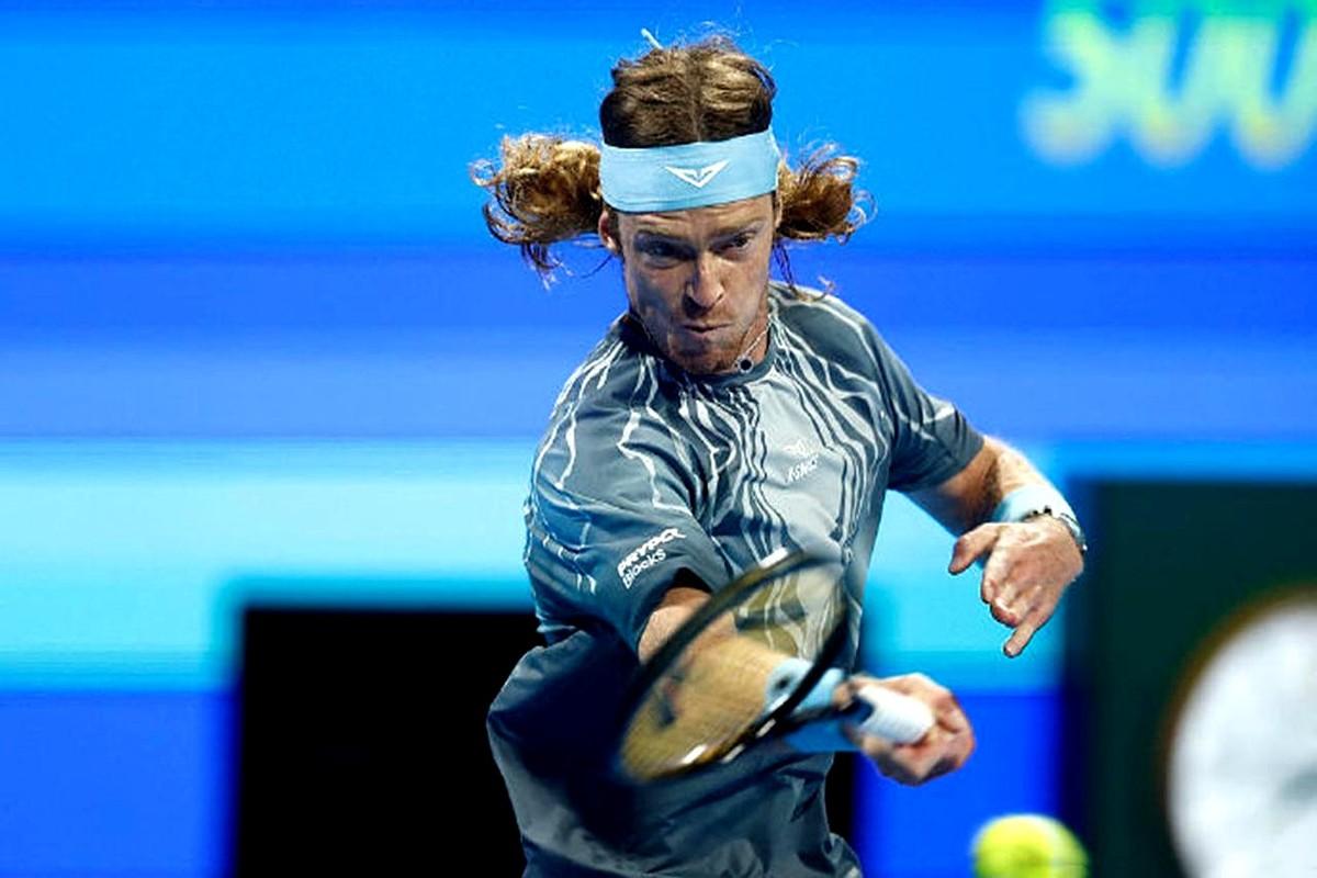 刚爆冷干掉世界第二，转头就被人送回了家。

卡塔尔网球公开赛，捷克小将门希克成了