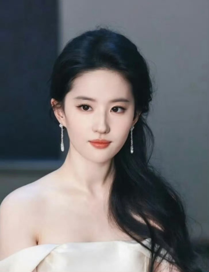 谁懂刘亦菲脸的对称度我懂！！！  完全可以左右翻转的程度