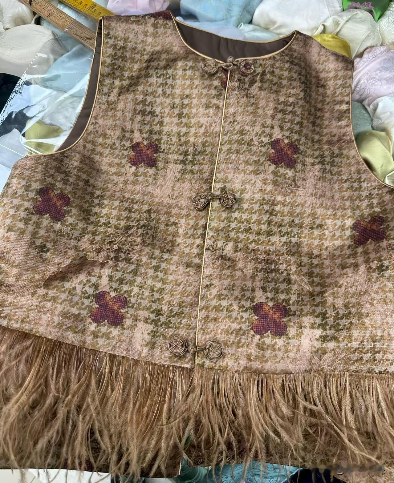 今天教大家一个变废为宝的小技巧！

一块四五十公分的真丝香云纱零头布，扔了不舍，