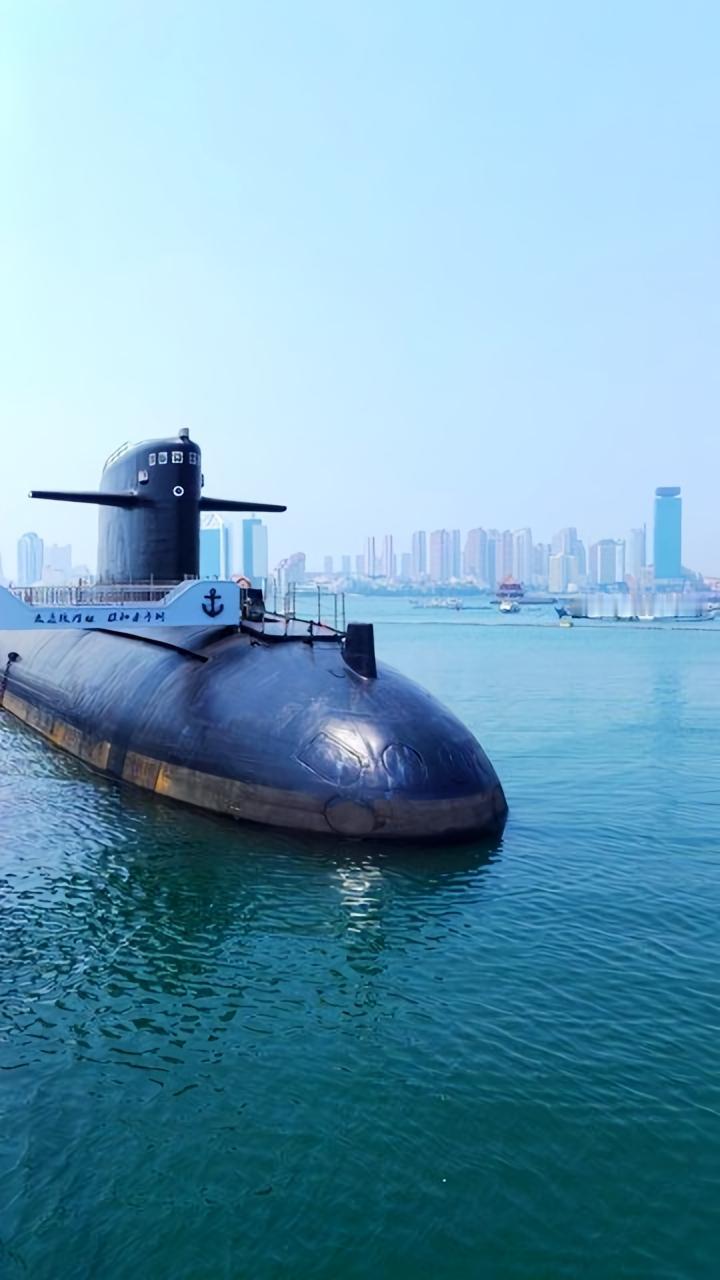 中国战略核潜艇的发展一直备受关注。094系列因吨位小，无奈采用大龟背设计，导致阻