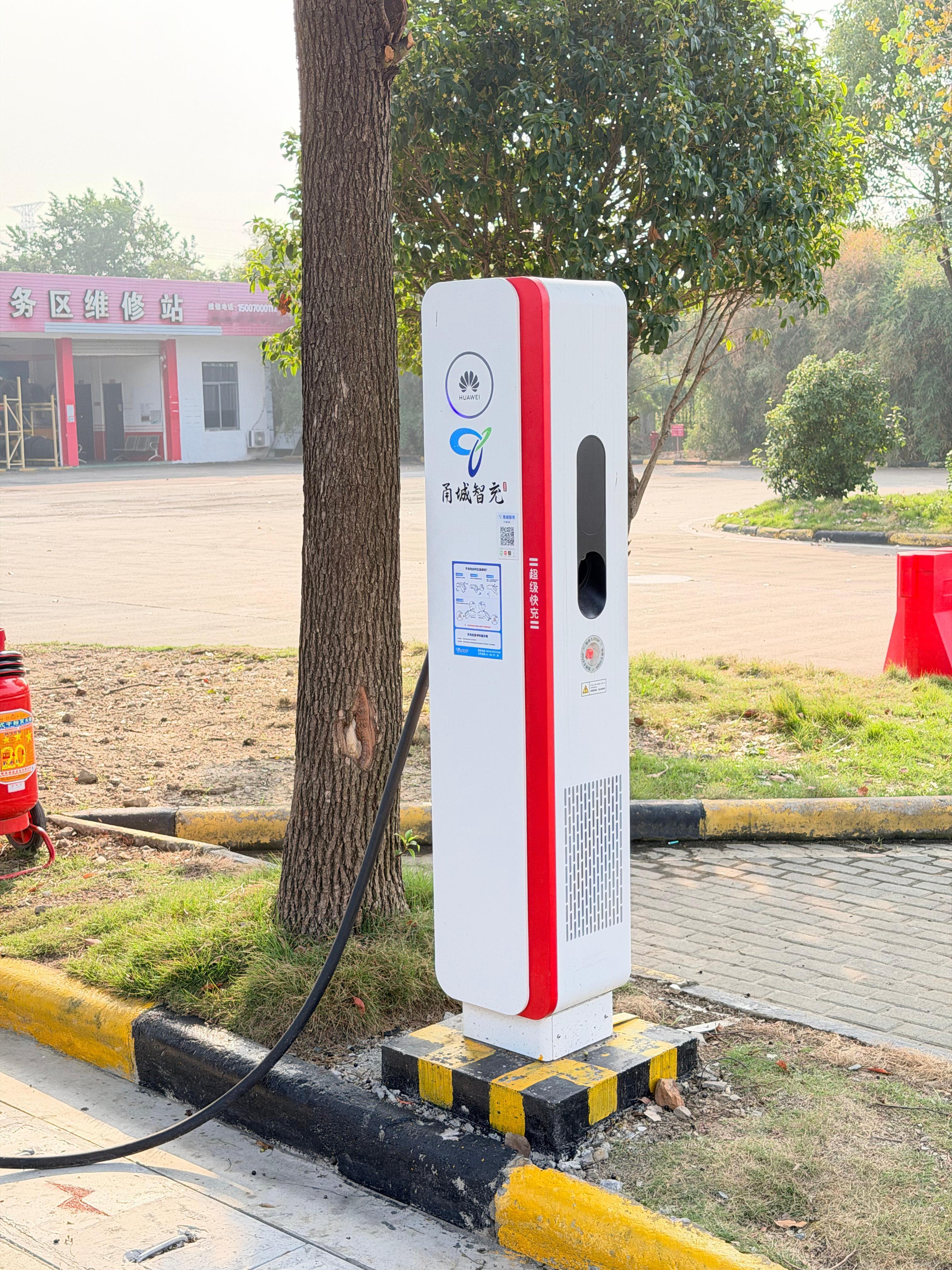 感觉现在浙江高速这边，华为的超充桩铺的越来越多了！[哈哈]但是好像都是第三方铺设